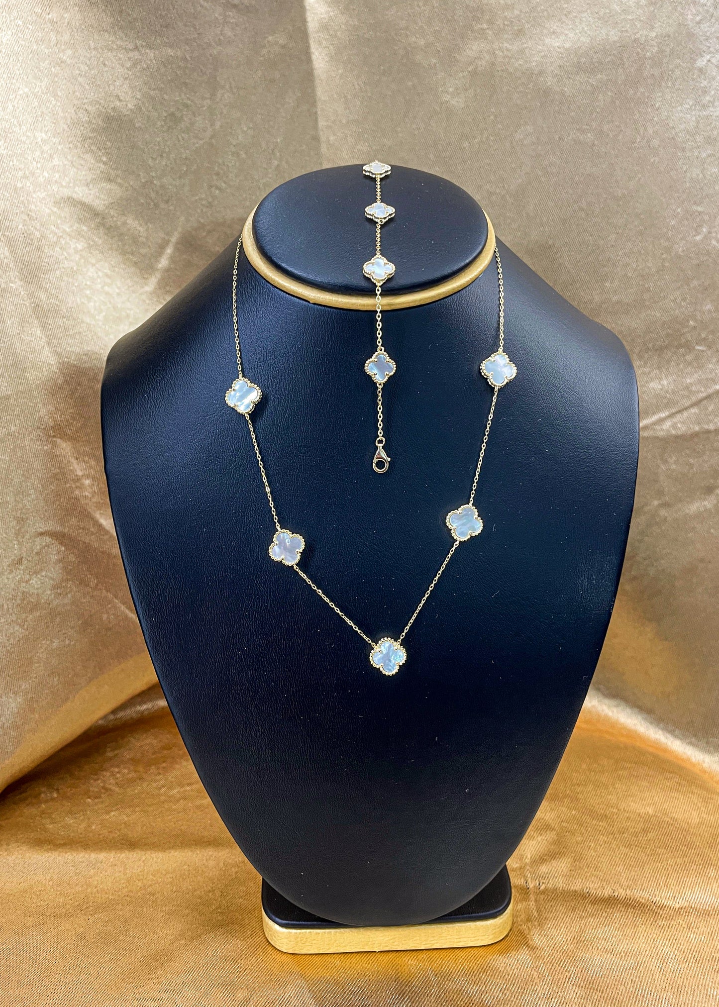 Cadena y guillo de trebol con baño de oro