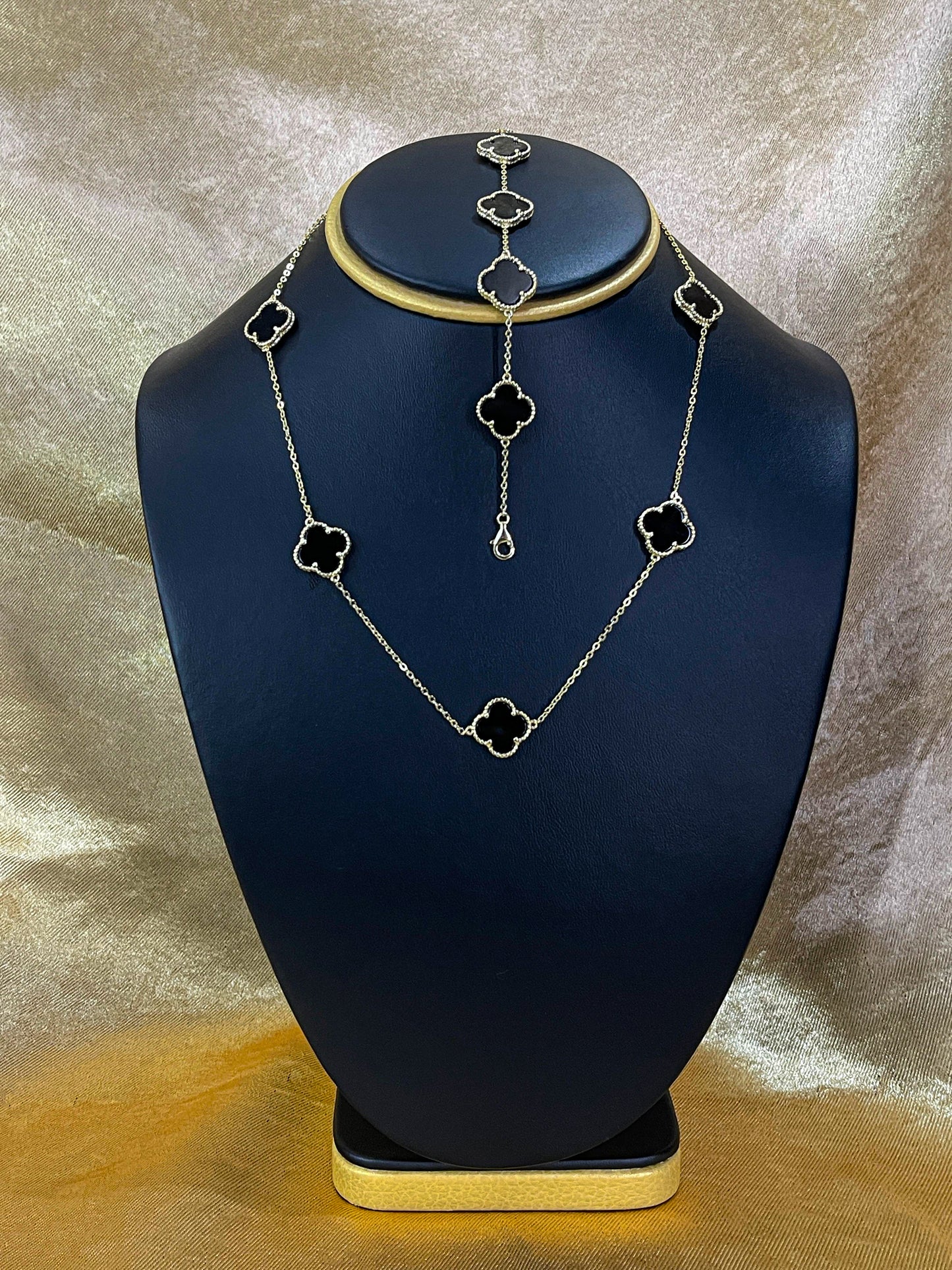 Cadena y guillo de trebol con baño de oro