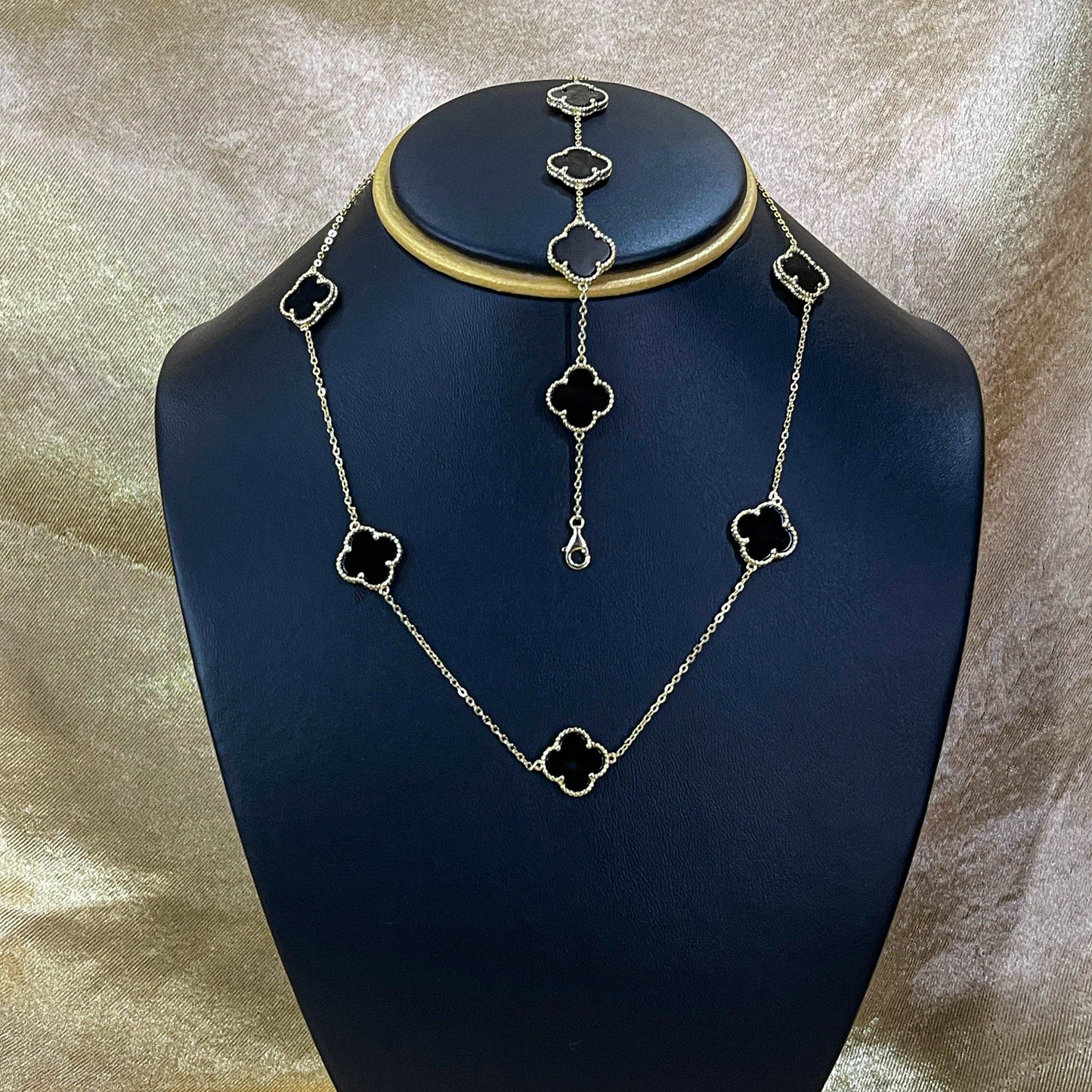Cadena y guillo de trebol con baño de oro negro