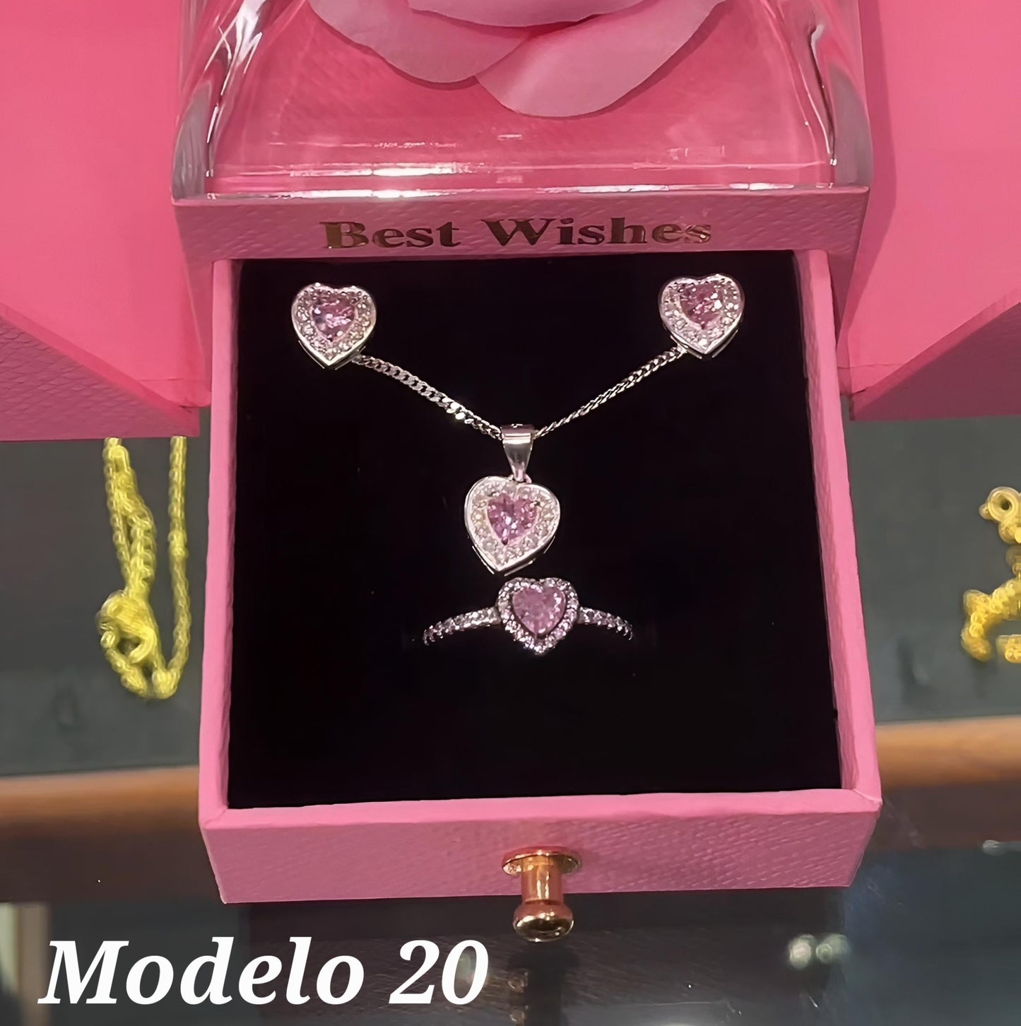 Sets de cadena, arete y anillo color rosado más caja de flor rosada Modelo 20