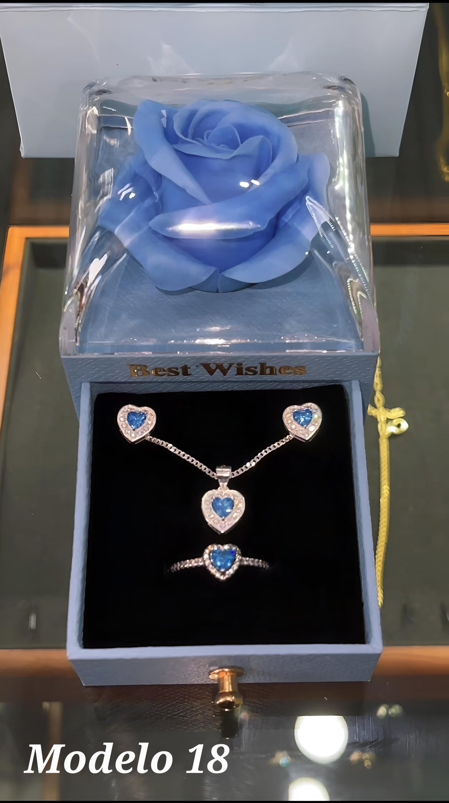 Sets de cadena, arete y anillo color azul claro  más caja de flor  azul modelo 18