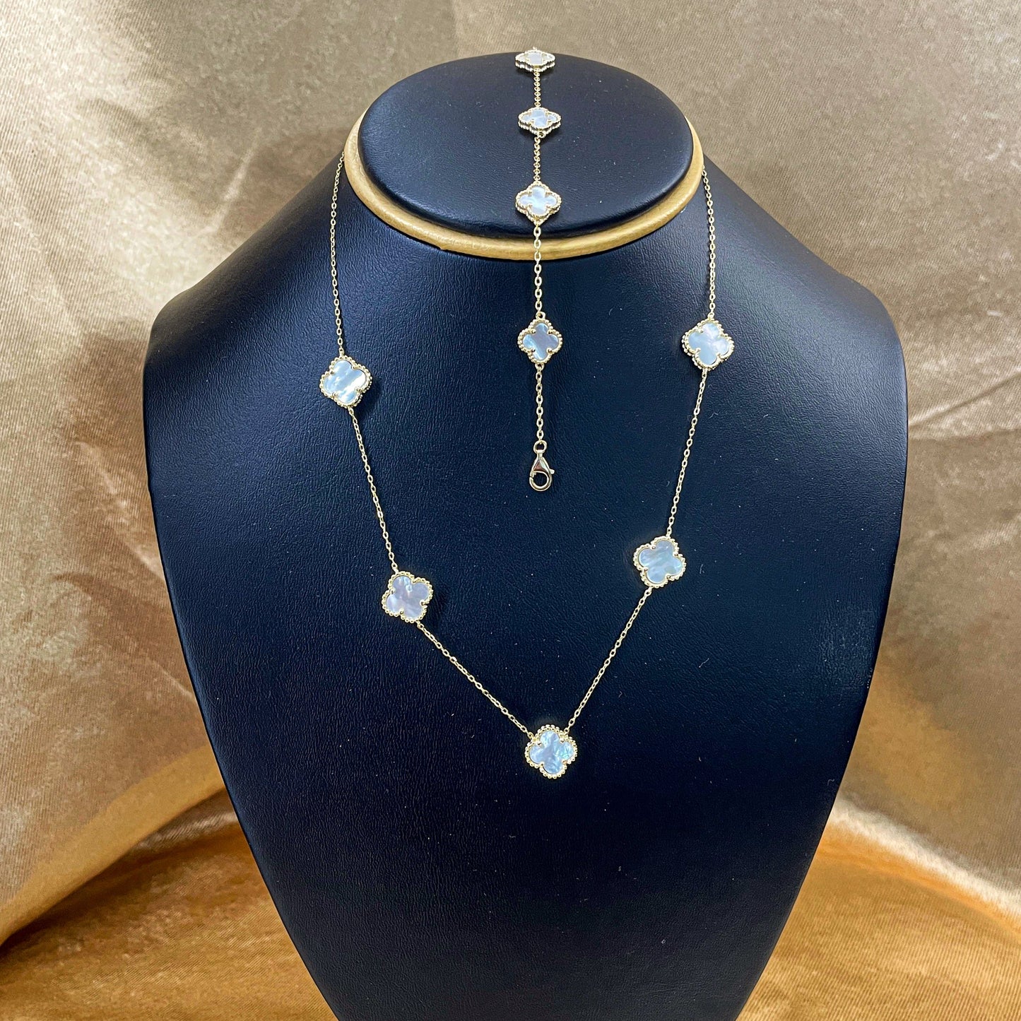 Cadena y guillo de trebol con baño de oro blanca