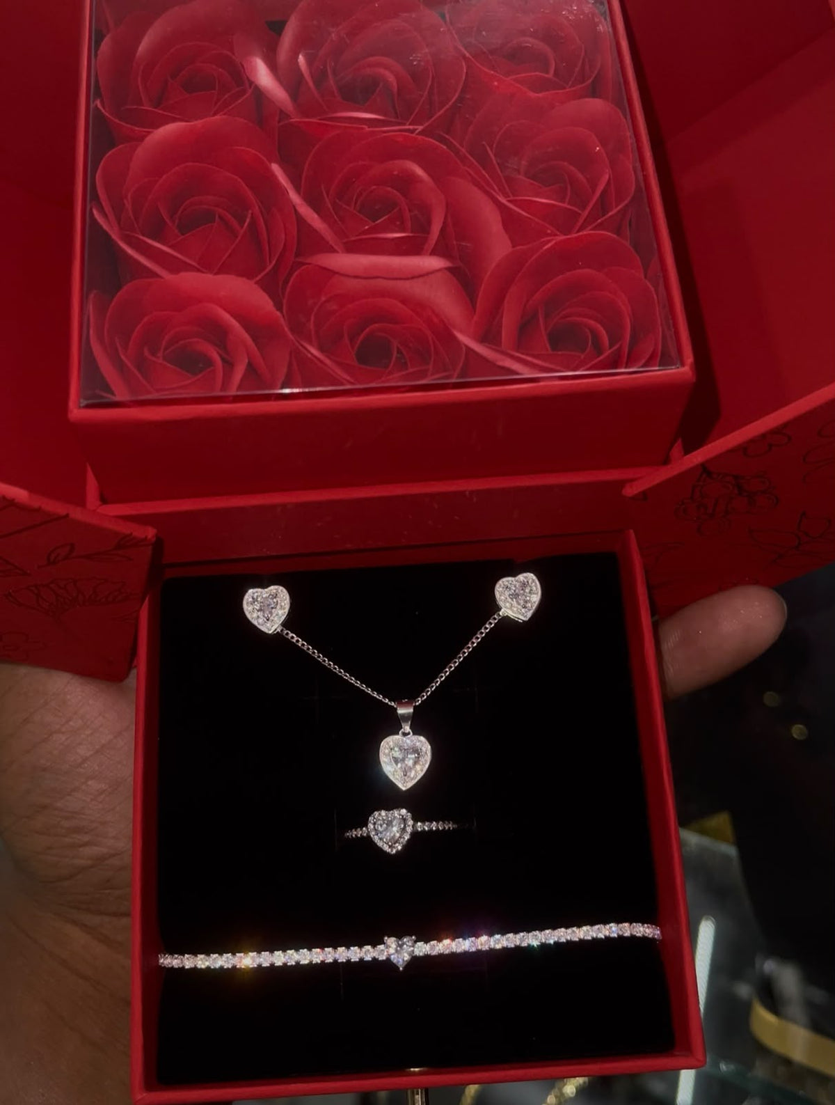Sets blanco completo con caja roja de cadena, arete, guillo y anillo Modelo 41